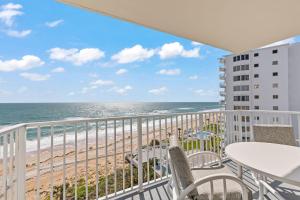Elle comprend un balcon offrant une vue sur la plage. dans l'établissement Direct oceanfront corner condo with spacious balcony and heated beachfront pool, à Ormond Beach