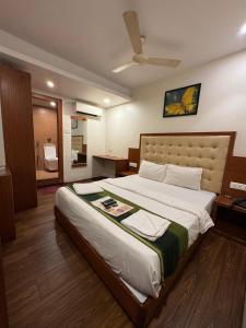 Postel nebo postele na pokoji v ubytování Hotel Aflon midc andheri east