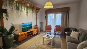 TV a/nebo společenská místnost v ubytování amwaj chalet north coast قرية أمواج الساحل الشمالي
