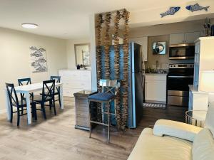 una cocina y comedor con una mesa y un refrigerador en Beach Front at Ft Myers Beach, en Fort Myers Beach 16 fotos más