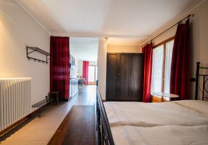 Postel nebo postele na pokoji v ubytování Bed and Breakfast Studios Alto lago di Como