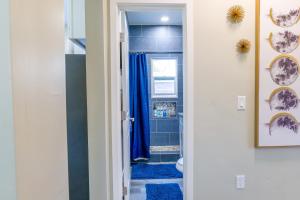 Ένα μπάνιο στο 2BR Retreat Near Balboa Park +34 φωτογραφίες