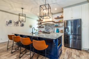 Køkken eller tekøkken på The Periwinkle New Listing Spring/Summer Availability!