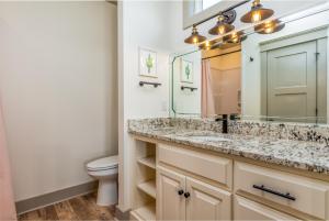 Et badeværelse på The Periwinkle New Listing Spring/Summer Availability! + 33 billeder