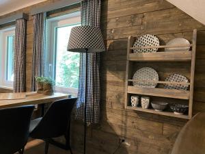 デーブリアッハにあるAppartement Felsblick Ferienhaus Fuenf Sinneのダイニングルーム(テーブル、フロアランプ付) +15枚の写真