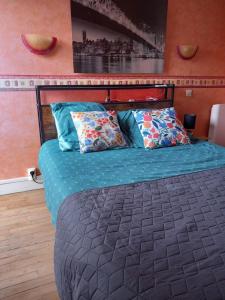 a bedroom with a bed with blue sheets and pillows at Cap Sud - 53m2- VUE PYRENEES- HYPERCENTRE-WIFI FIBRE -Nouvelle literie in Tarbes