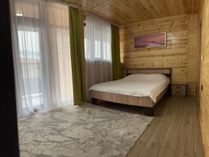Kaji-SayGuest house SHAM的带窗户的房间里有一张床的卧室