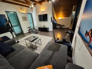 ein Wohnzimmer mit Sofa und Tisch in der Unterkunft Villa Monica in Ložišće