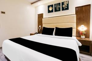 Postel nebo postele na pokoji v ubytování Hotel DSR TELA Plaza Near IGI Airport Delhi