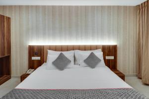 Postel nebo postele na pokoji v ubytování Hotel DSR TELA Plaza Near IGI Airport Delhi