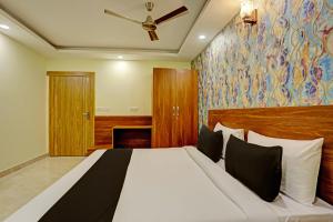 Postel nebo postele na pokoji v ubytování Hotel DSR TELA Plaza Near IGI Airport Delhi