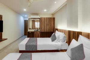 Postel nebo postele na pokoji v ubytování Hotel DSR TELA Plaza Near IGI Airport Delhi