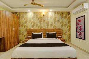 Postel nebo postele na pokoji v ubytování Hotel DSR TELA Plaza Near IGI Airport Delhi