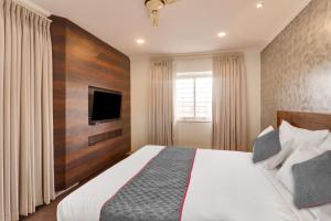 Postel nebo postele na pokoji v ubytování Hotel DSR TELA Plaza Near IGI Airport Delhi