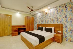 Postel nebo postele na pokoji v ubytování Hotel DSR TELA Plaza Near IGI Airport Delhi