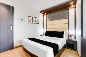 Postel nebo postele na pokoji v ubytování Hotel DSR TELA Plaza Near IGI Airport Delhi