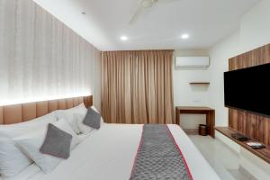 TV a/nebo společenská místnost v ubytování Hotel DSR TELA Plaza Near IGI Airport Delhi