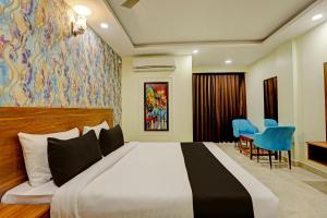 Postel nebo postele na pokoji v ubytování Hotel DSR TELA Plaza Near IGI Airport Delhi