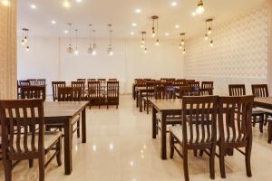 Restaurace v ubytování Hotel DSR TELA Plaza Near IGI Airport Delhi + 31 fotografií