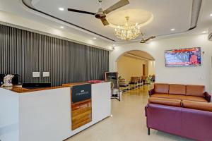 TV a/nebo společenská místnost v ubytování Hotel DSR TELA Plaza Near IGI Airport Delhi