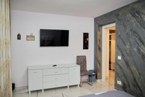 Televisyen dan/atau pusat hiburan di Apart Hotel Center Luxury