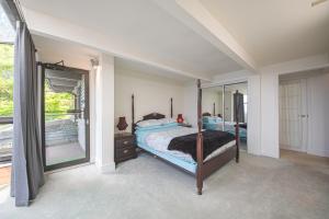 una camera da letto con un letto e un grande specchio di Grouse Cheerful large private bedroom, bath, shared deck, pool, hot tub a North Vancouver Altre 64 foto