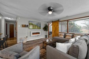 ein Wohnzimmer mit Couch und Kamin in der Unterkunft Cozy Blue Cottage with Hot Tub, 5min to Downtwn Gatlinburg in Gatlinburg