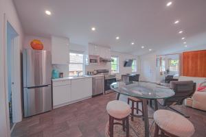 Η κουζίνα ή μικρή κουζίνα στο The Lions Self Contained Suite, Shared Pool, Hot Tub, Views