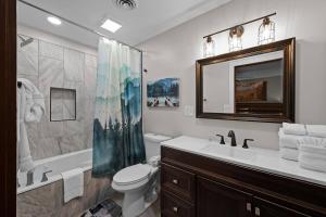 ein Badezimmer mit Waschbecken, Toilette und Dusche in der Unterkunft Cozy Blue Cottage with Hot Tub, 5min to Downtwn Gatlinburg in Gatlinburg + 77 Fotos