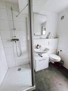 a bathroom with a shower and a sink and a toilet at DoreyHome P7 - Ruhig - Zentral - Gemütlich - 5 Personen in Passau +23 photos