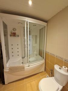Koupelna v ubytování SA Apartments! Family 2BD Flat 150m to the Beach