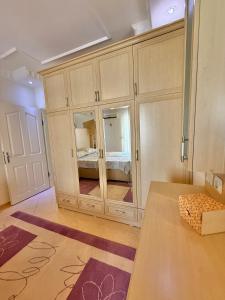 Postel nebo postele na pokoji v ubytování SA Apartments! Family 2BD Flat 150m to the Beach