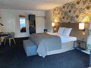 A bed or beds in a room at Hotel Dalgas, BW Signature Collection