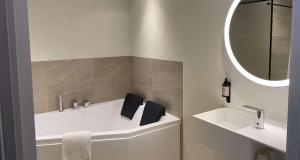 A bathroom at Hotel Dalgas, BW Signature Collection