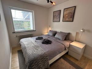 布勒萨普Brösarps backavilla的一间卧室，里面有一张床和一扇窗户。 更多22张照片