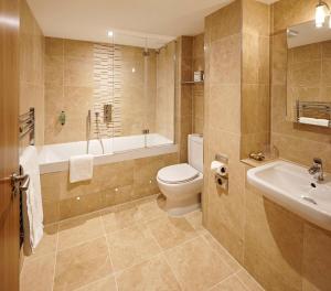 a bathroom with a toilet and a sink at The Kings Arms in Christchurch