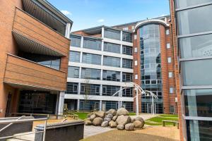 un edificio con un montón de rocas delante de él en Peaceful cosy stay with FREE parking, en Brierley Hill