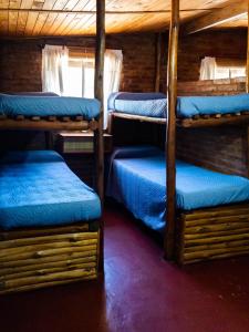 een kamer met 4 stapelbedden in een hut bij Quebrada del Viento - Cabañas in Los Hornillos +31 foto's