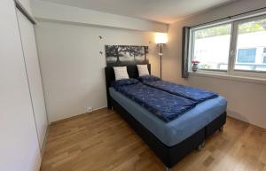 a bedroom with a bed in a room with a window at 83m2-3 sleeping rooms-2 balconies-direct traffic to airport and tourist places in Bergen