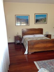 a bedroom with a bed and two pictures on the wall at B&B Daniel in Silea