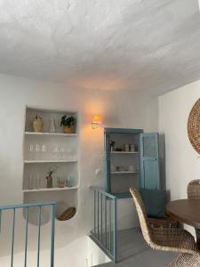 Posezení v ubytování Village Town House with Sea Views and Roof Top Terrace + 27 fotografií