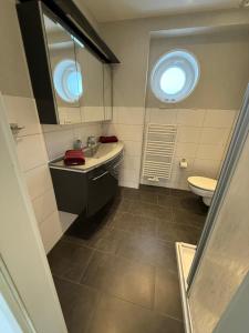Un baño con lavabo e inodoro en Ferienwohnung Holzteichstraße 11, en Greifswald 10 fotos más