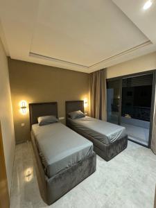 Giường trong phòng chung tại Luxury apartment agadir