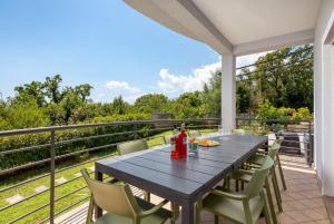 un tavolo da pranzo e sedie su un balcone con vista di Vila Lux 2 a Fiume (Rijeka)