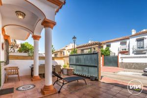 un patio con mesa y silla en ViVi Homes - Casa Elola, en Fuengirola