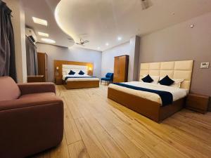 Postel nebo postele na pokoji v ubytování ECHOS HOTEL Rishikesh