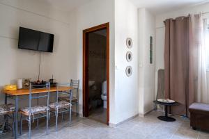 Televízia a/alebo spoločenská miestnosť v ubytovaní Maisonette “The White Rabbit” Afitos