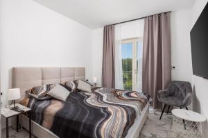 una camera da letto con un letto, una sedia e una finestra di Vila Lux 2 a Fiume (Rijeka) Altre 30 foto