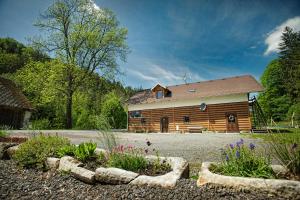 een blokhut met bloemen ervoor bij Pod Kolavou in Zdobnice +8 foto's