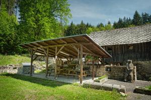 een houten paviljoen voor een gebouw bij Pod Kolavou in Zdobnice